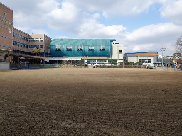 학교 운동장 잡초 제거, 전국산업안전으로 안전하게 놀 수 있게!