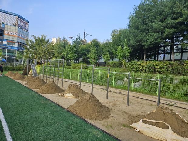 어린이집 운동장 잡초 제거, 안전하게! 전국산업안전으로 깨끗한 놀이터 만들기