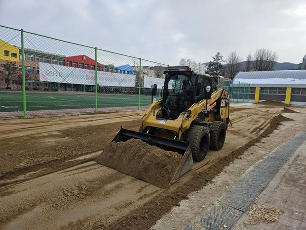 운동장 잡초 제거! 도곡면병설유치원 운동장에서  전국산업안전으로 안전하고 시공에 대한...