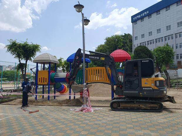학교 운동장 잡초 제거, 전국산업안전으로 깨끗하고 안전하게 놀라요!
