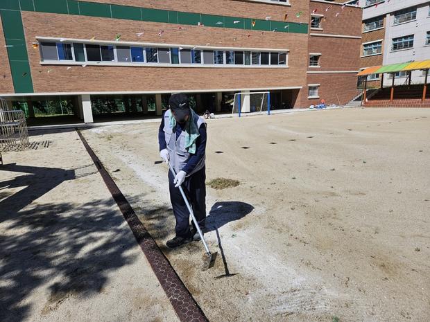 도암면중학교 운동장 잡초 제거, 안전 & 효율적인 방법 알려드립니다!