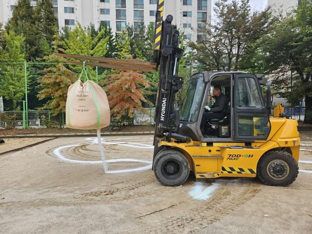 이서면중학교 운동장 소금살포: 전국산업안전으로 안전하고 건강한 놀이터 만들기!