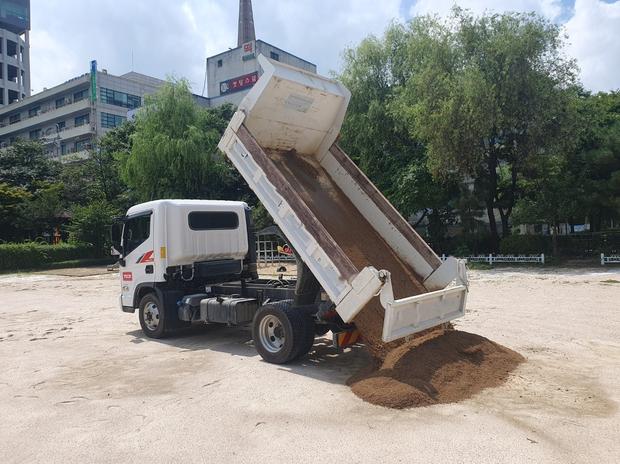 백아면유치원 운동장 소금살포 ?️ 안전하게, 효율적으로 관리하세요!