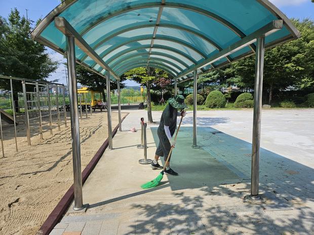 백아면고등학교 운동장 소금살포: 전문 시공으로 깨끗하고 안전한 운동 공간 만들기