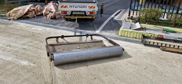 학교 운동장 잡초 제거!  ✅ 전문 시공으로 안전하고 아름다운 공간 만들어보세요