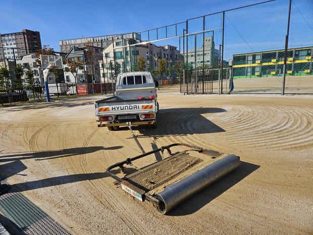 동복면초등학교 운동장 잡초 제거, 전문 시공으로 안전하고 깨끗한 공간 만들어보세요!