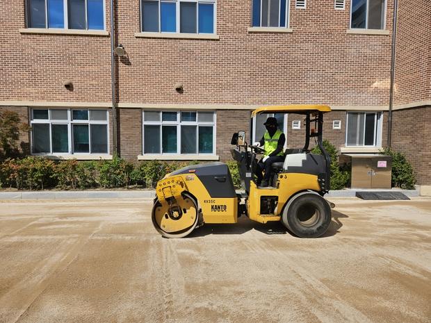 동면고등학교 운동장 소금살포: 전국산업안전으로 걱정 없이 놀이터를  ? 건강하고 안전...