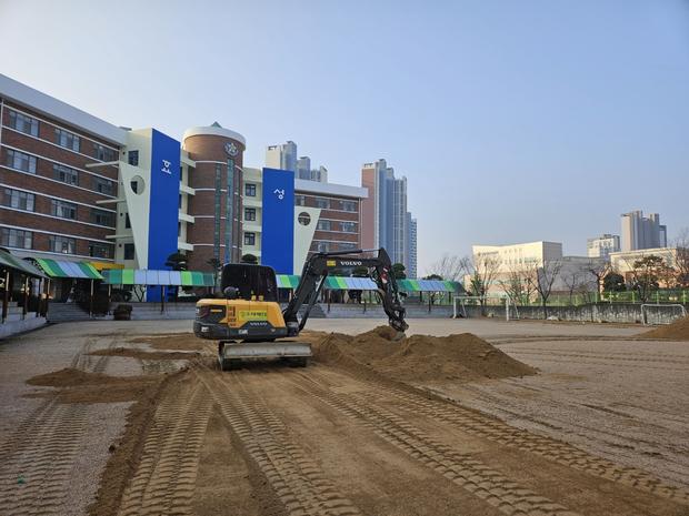 동면고등학교 운동장 잡초 제거: 전국산업안전으로 안전한 놀이터 만들기!