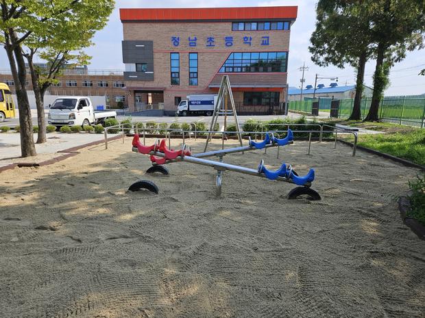 학교 운동장 잡초 제거, 안전과 효율성 최우선! 전문 시공으로 worry 없이 놀라운...