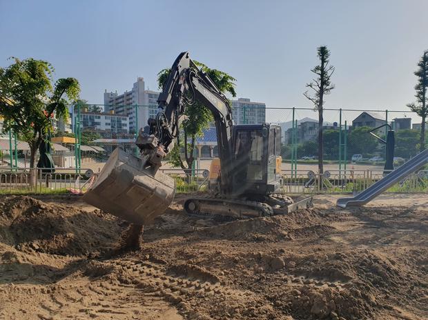 장흥군중학교 운동장 소금살포: 전문 시공으로 안전과 오래도록 쾌적한 공간 만들어보세요!