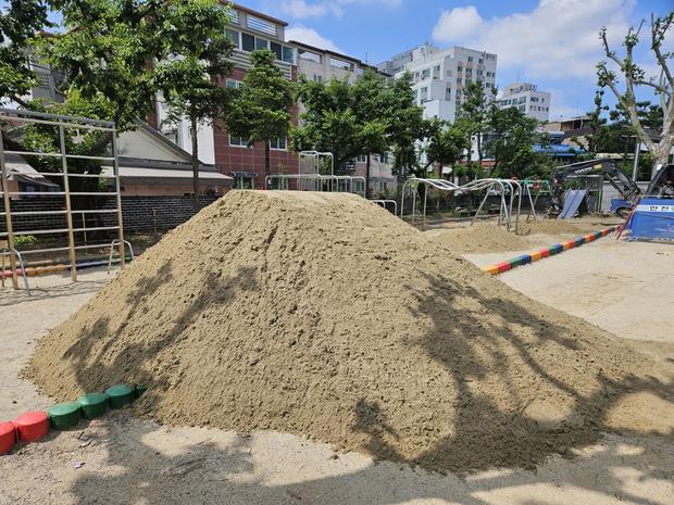 학교 운동장 잡초 제거, 전국산업안전으로 더욱 건강하고 안전한 공간 만들어봐!