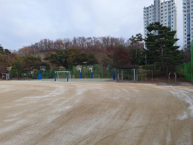 학교 운동장 잡초 제거! 전문 시공으로 안전하고 깨끗한 놀이터 만들어 줄까요? 관련 이미지