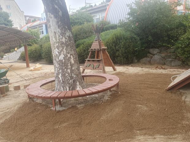 용산면초등학교 운동장 잡초 제거: 전문 시공으로 건강한 놀이터 만들기