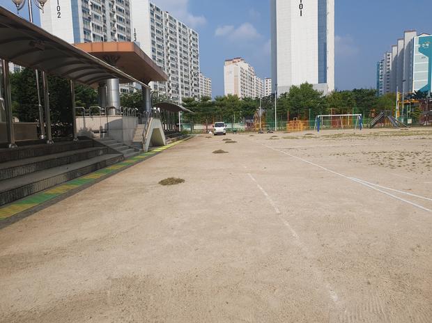 용산면초등학교 운동장 모래보충, 전국산업안전 믿음직한 수리!
