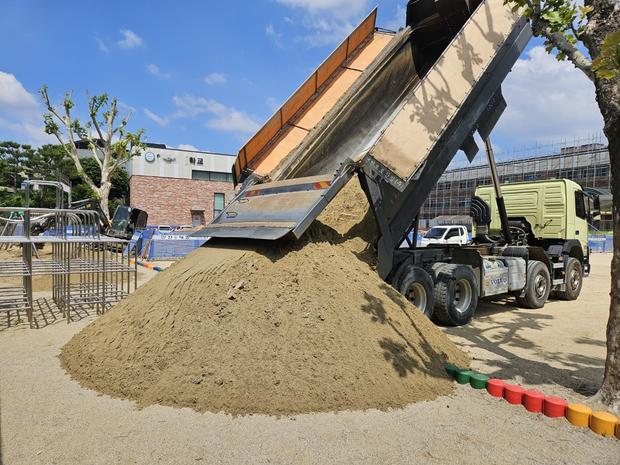 안양면중학교 운동장 잡초 제거: 전문 시공으로 깨끗하고 안전한 놀이터 만들기