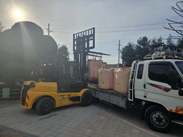 안양면고등학교 운동장 잡초 제거, 전국산업안전으로 안전한 스포츠!