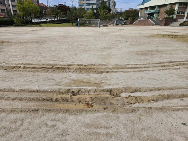 장동면중학교 운동장 소금살포: 전국산업안전으로 안전하고 쾌적한 놀이터 만들기