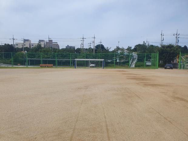 장동면중학교 운동장 잡초 제거, 전국산업안전으로  쾌적한 공간 만들어보세요!
