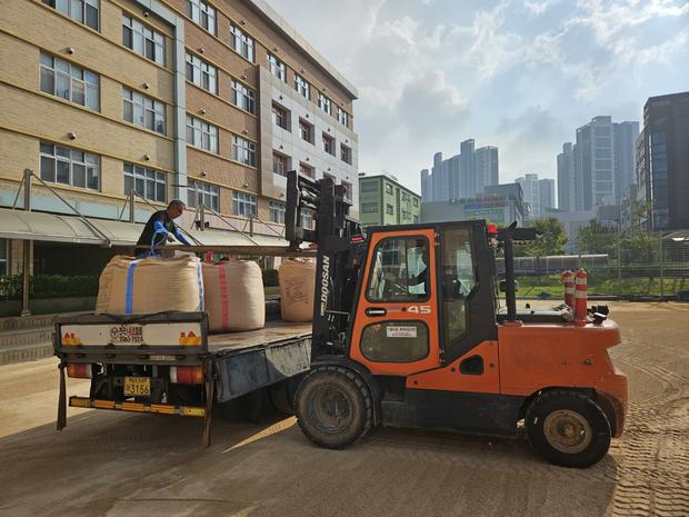 유치면어린이집 운동장 소금살포: 전국산업안전으로 안전하고 쾌적한 장소 만들기