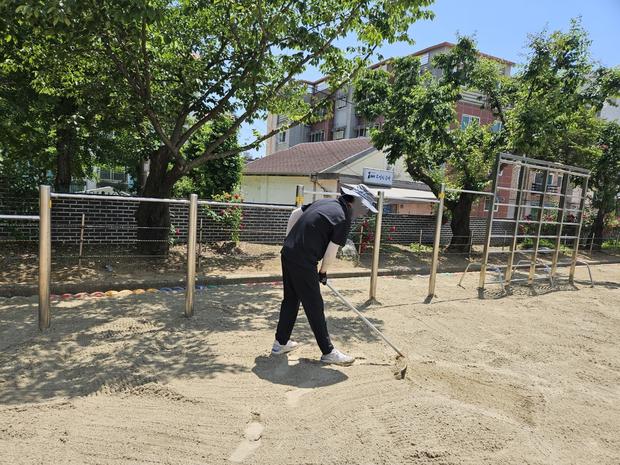 운동장 관리 걱정 끝! 전국산업안전으로 안전하고 건강한 교육 공간 만들어봐! 관련 이미지