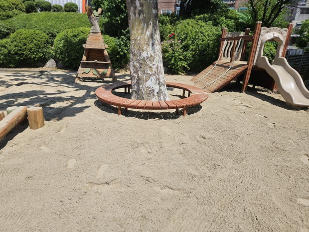 학교 운동장 잡초 제거: 전국산업안전으로 안정적인 놀이 공간 만들기 관련 이미지