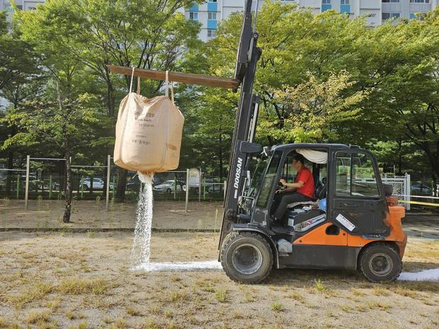 강진읍초등학교 운동장 소금살포: 전문 시공으로 안전하고 깨끗하게!
