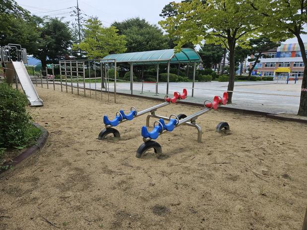 대구면병설유치원운동장 잡초 제거! 전국산업안전으로 건강하고 안전한 운동 공간 만들어요
