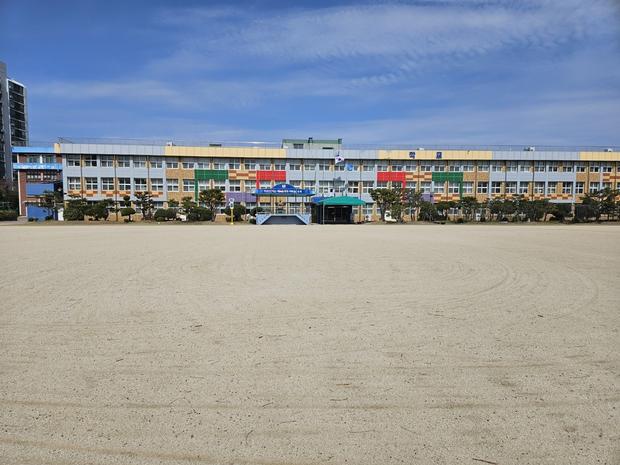 신전면중학교 운동장 튼튼하게 유지하세요: 전문 시공으로 안전과 수명 연장!