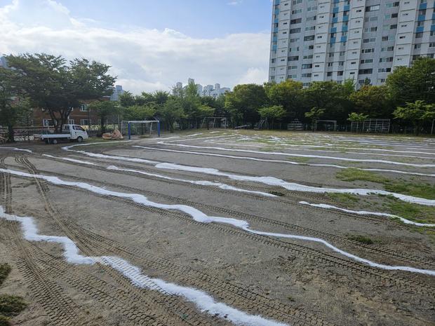 학교 운동장 모래보충, 전국산업안전으로  '최고 수준'  playgrounds 만들어...