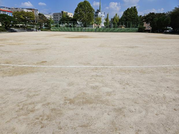 성전면고등학교 운동장 잡초 제거: 전국산업안전으로 안전하고 깔끔한 환경 만들기