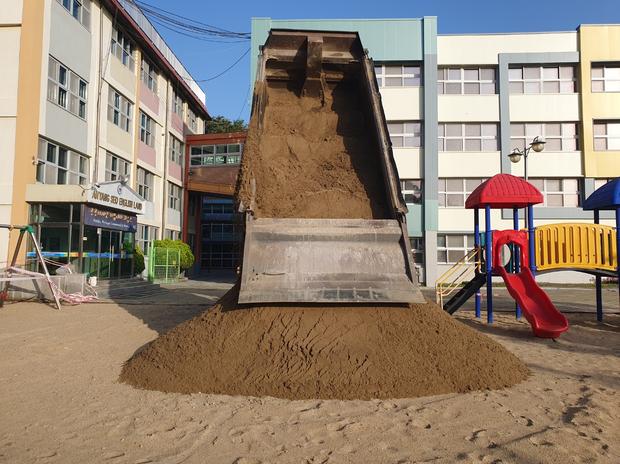 학교 운동장 소금살포, 안전은 꼭 필요! 전문 시공으로 걱정 없이 놀아보세요!
