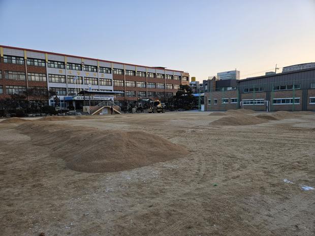 병영면중학교 운동장 소금 살포: 전문 시공으로 안전하고 품질 높은 운동장 만들기!
