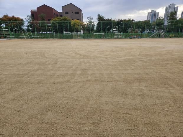 병영면고등학교 운동장 관리, 전국산업안전으로 안전하고 깨끗하게!