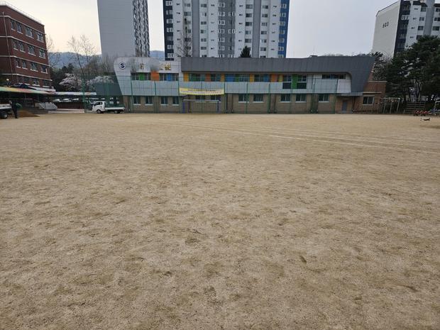 옴천면고등학교 운동장 소금살포, 안전과 신뢰를 담아 완벽하게!