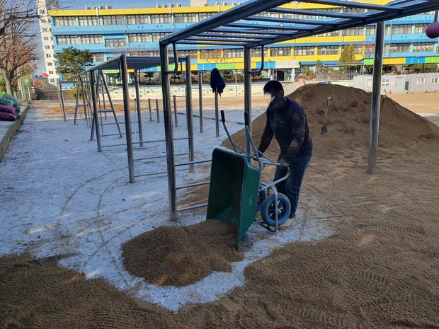 ? 학교 운동장 관리, 안전부터 전국산업안전까지! 옴천면어린이집의 건강한 놀이터를 위...