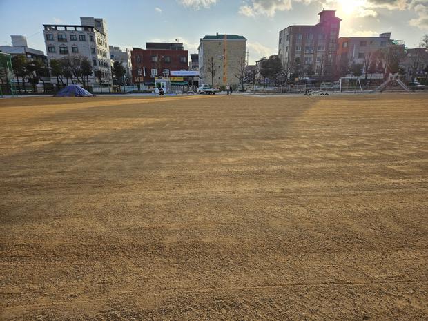 마량면유치원운동장 잡초 제거: 전국산업안전으로 건강한 놀이터 만들기!