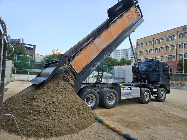 해남군고등학교 운동장 소금살포, 안전 & 믿음직한 전국산업안전으로  장시간 이용 가능!