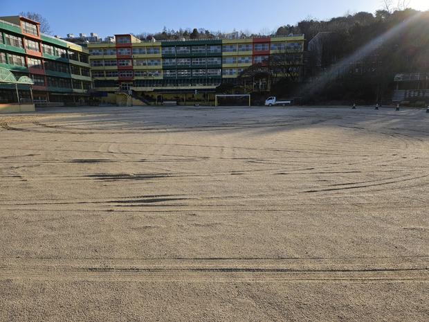 <TITLE> 학교 운동장 모래 보충, 화산면 유치원 문제 해결!  < /TITLE>