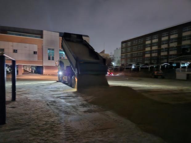 화산면중학교 운동장 소금 살포, 안전과 질 높은 잔디 필수! 전국산업안전으로 더욱 훌...