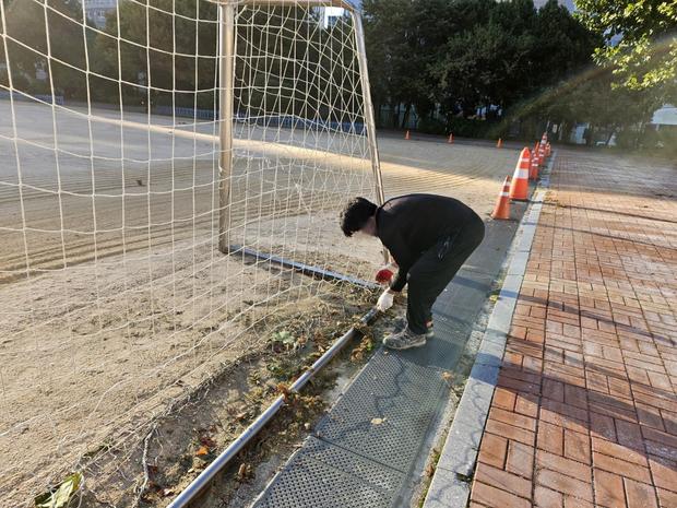현산면중학교 운동장 소금살포: 전국산업안전 certified!