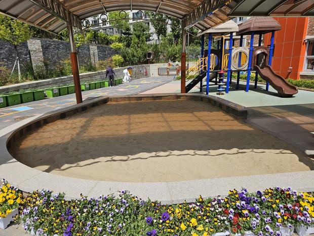 현산면고등학교 운동장 모래보충: 전국산업안전으로 건강한 활동 환경 만들기!