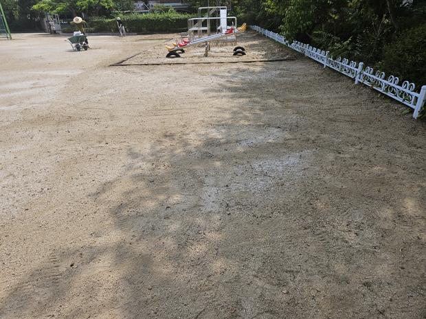 현산면 어린이집 운동장 잡초 제거: 전국산업안전으로 안전하고 깨끗한 놀이터를 만들어봐요!