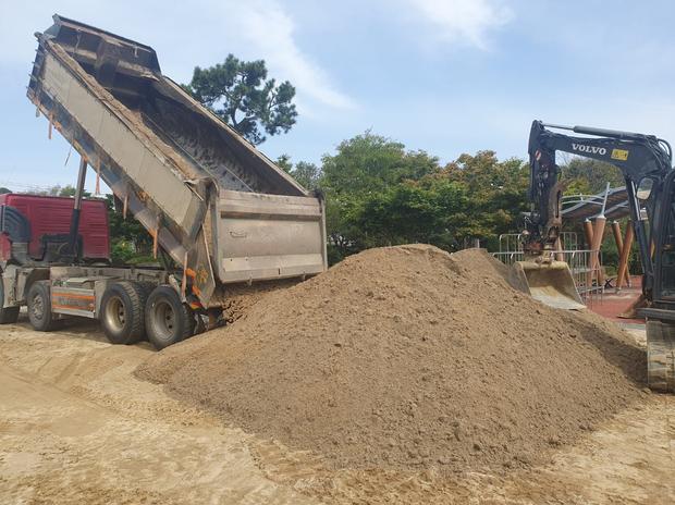 학교 운동장 잡초 제거 전문, 안전하고 효과적인 방법! (송지면병설유치원)