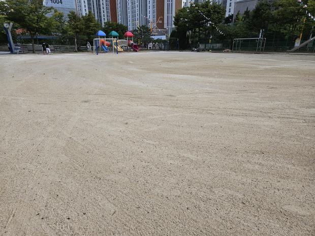 학교 운동장 잡초 제거, 전국산업안전으로 안전하고 건강한 놀이터 만들어봐!