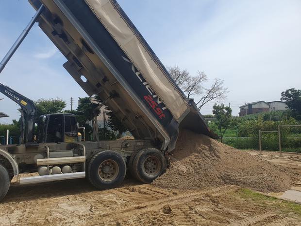 학교 운동장 모래보충 | 전국산업안전, 100% 안전 & 신뢰 가득!