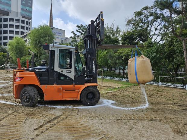 황산면중학교 운동장 잡초 제거, 전국산업안전으로 완벽한 건설! 관련 이미지