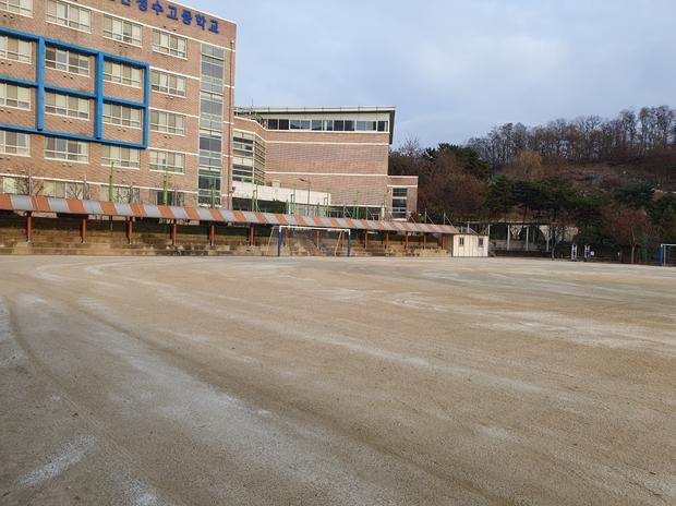 산이면중학교 운동장 잡초 제거: 전국산업안전으로 더욱 안전하고 아름다운 운동 공간 만... 관련 이미지