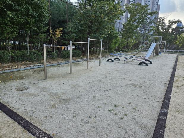 문내면중학교 운동장 소금살포: 10년 경력 전문가로부터 안전과 질 좋은 교육 환경 만들기!