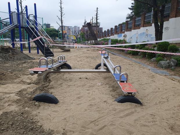 학교 운동장 소금살포 전문가! 화원면초등학교 안전 확보 핵심!