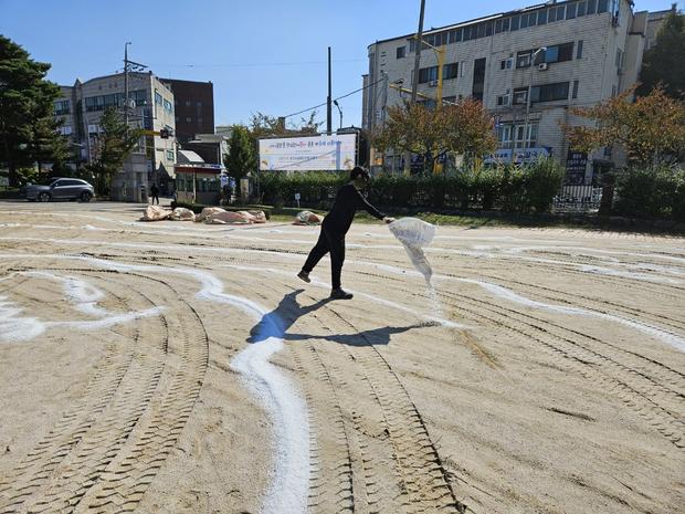 화원면중학교 운동장 관리: 전국산업안전으로 걱정 없이 건강한 공간 만들기